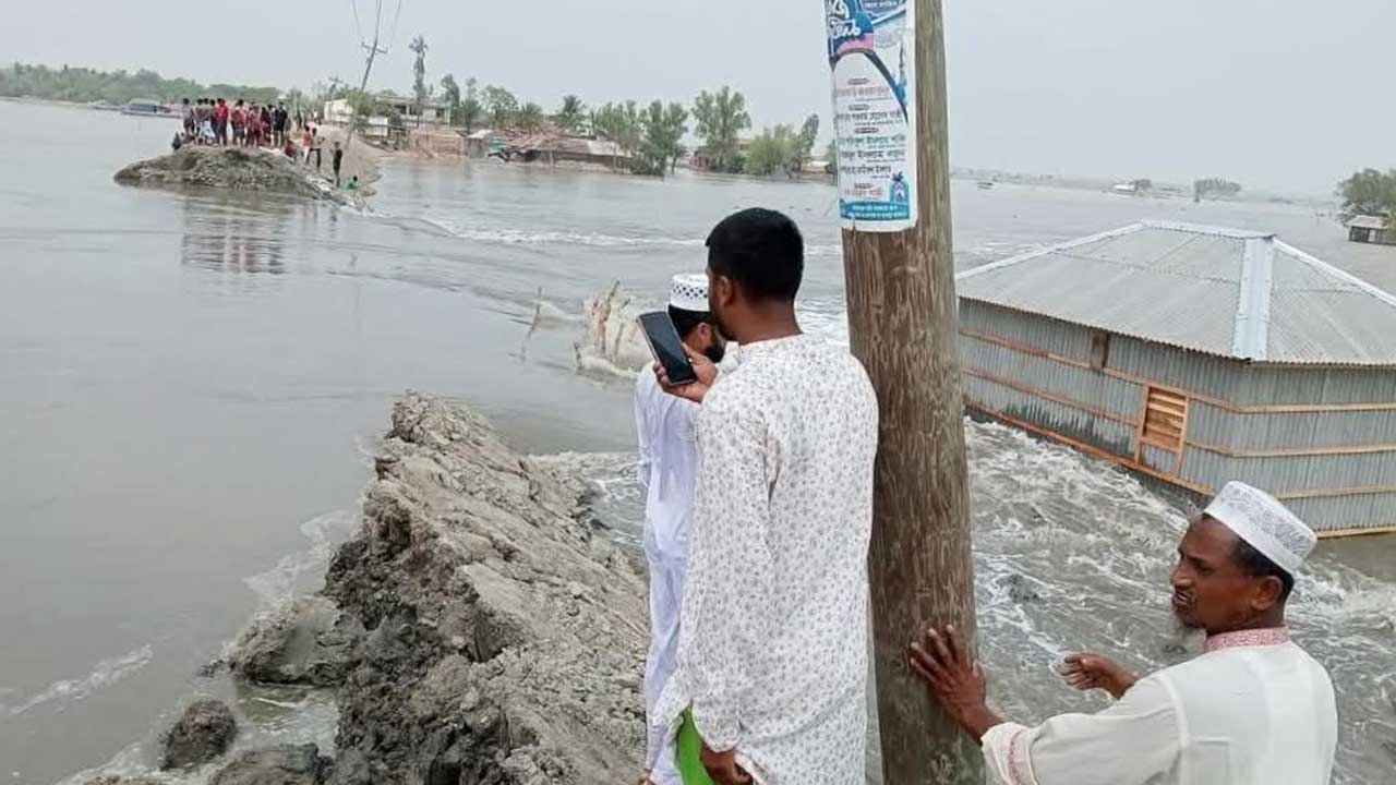 আশাশুনিতে খোলপেটুয়ার বেড়িবাঁধ ভেঙে ১০ গ্রাম প্লাবিত